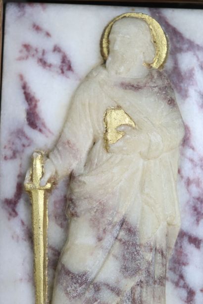 null Plaque de marbre sculpté à rehauts d'or, figurant probablement Saint Matthieu....