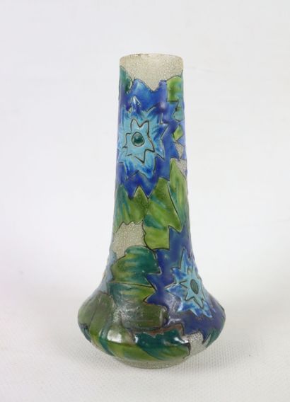 null MONTJOYE.

Vase à panse renflée et haut col en verre émaillé à décor floral...