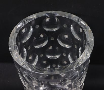null ORREFORS.

Vase en cristal à décor de pastilles gravées et concaves alternées.

Signé...
