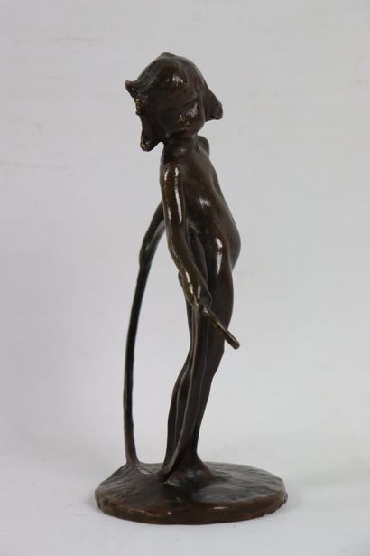 null Bernhard HOETGER (1874-1949).

L'enfant au cerceau.

Bronze à patine brune,...