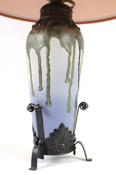 null Léon POINTU (1879-1942).

Lampe en céramique émaillée à coulures marron sur...