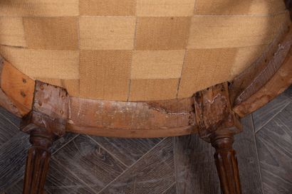 null Paire de fauteuils à dossier médaillon en bois mouluré et sculpté.

Les accotoirs...