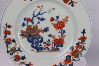 null CHINE,

Paire d'assiettes en porcelaine à décor floral rouge et bleu dit imari....