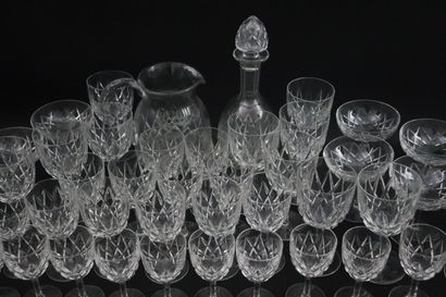 null Partie de service de verres en cristal taillé à décor de croisillons, comprenant...
