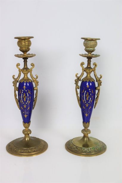 null Garniture de cheminée en bronze et porcelaine à décor polychrome d'une scène...