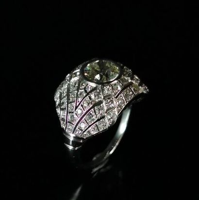 null Bague en or gris ornée d'un diamant central pesant environ 1.5 carat, et d'un...