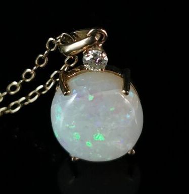 null Pendentif en or serti d'une opale et d'un diamant, retenu par une chaîne en...