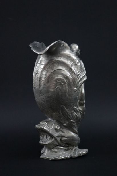 null Jean SOLA (actif vers 1900).

"La Perle des mers".

Vase en étain, signé au...