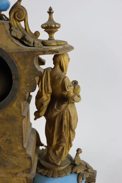 null Importante pendule en bronze et émaux de Bresse à décor floral doré sur fond...