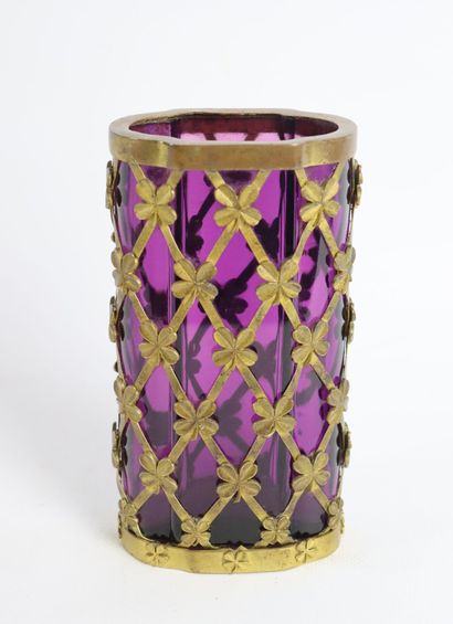 null Vase en cristal violet à monture en métal doré à décor de trèfles. 

Vers 1900.

H_16...