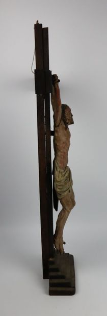 null Grand crucifix en bois polychrome représentant le Christ en douleur sur une...