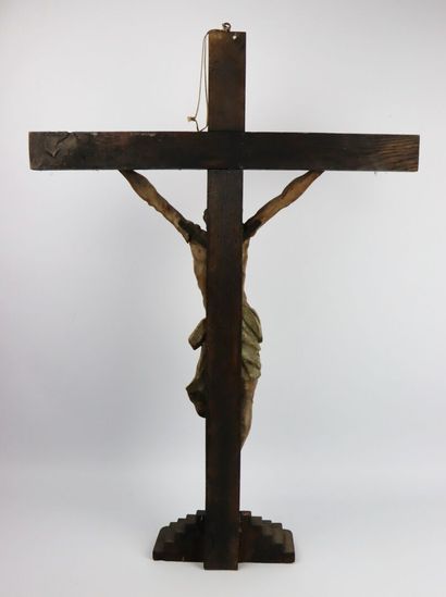 null Grand crucifix en bois polychrome représentant le Christ en douleur sur une...