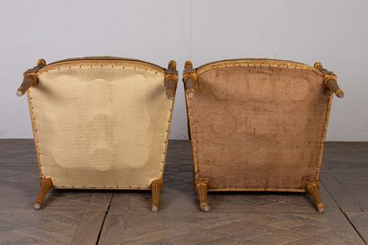 null Paire de fauteuils en bois mouluré, sculpté et doré.

Le dossier carré, les...