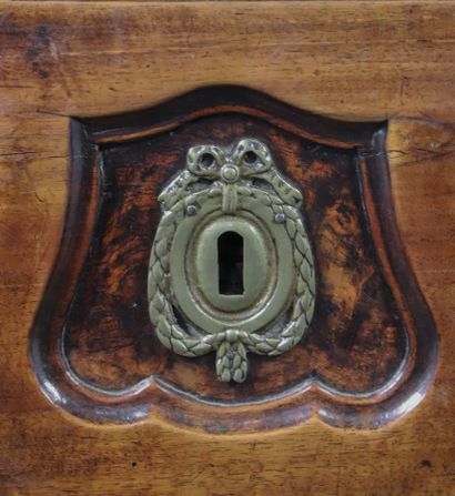 null Commode en noyer et orme mouluré et sculpté, ouvrant à trois tiroirs. 

La façade...