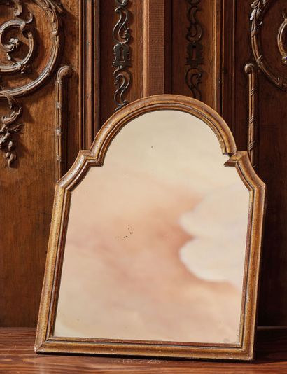 null Miroir de toilette en bois doré. 

H_45,5 cm L_36,2 cm , petit manque à un ...