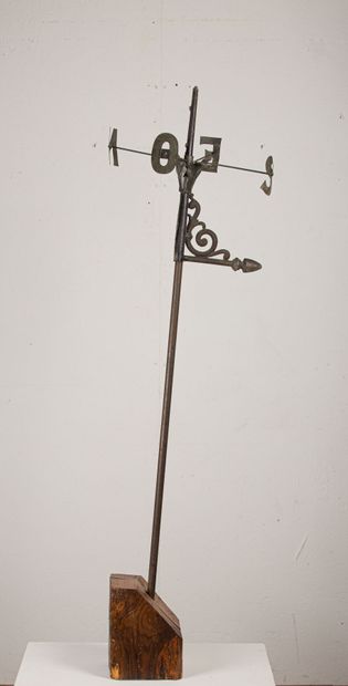 null Girouette en zinc, reposant sur un socle en bois.

XIXème siècle.

H_161 cm