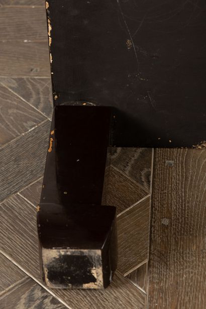 null ASIE.

Table basse en bois laqué noir.

H_35 cm L_120 cm P_84,5 cm