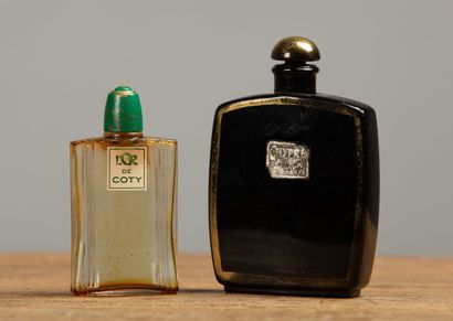 null COTY.

Chypre et l'Or.

Deux flacons à parfum, dont un en écrin.

H_6,5 cm et...