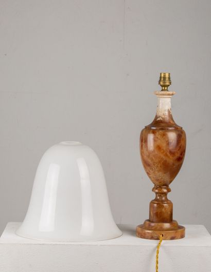 null Lampe en albâtre, dotée d'un réflecteur en verre opalin blanc.

H_ 36 cm, restauration...