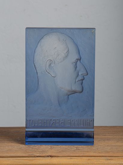 null Pierre LE FAGUAYS (1892 - 1962).

Bas-relief en verre moulé teinté bleu figurant...