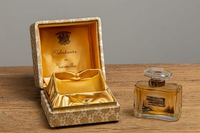 null Jean DESPREZ.

Débutante de Versailles.

Flacon à parfum.

H_7 cm, dans son...