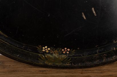 null Grand plateau en tôle peinte de fleurs, sur fond noir.

Fin du XIXème siècle.

L_60...