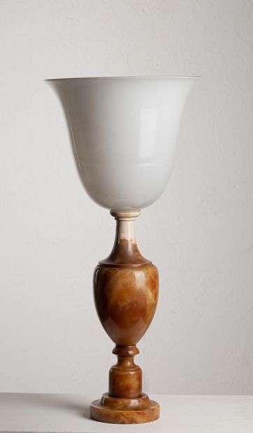 null Lampe en albâtre, dotée d'un réflecteur en verre opalin blanc.

H_ 36 cm, restauration...
