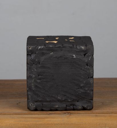 null Boîte couverte en raku, monogrammée NR.

XXème siècle.

H_11 cm L_13 cm