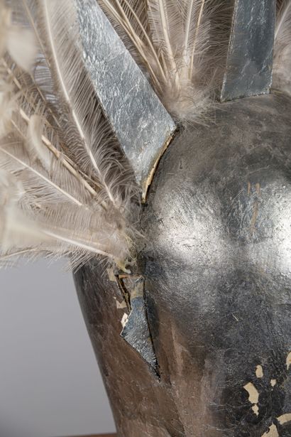 null Coiffe en carton argenté, tissu et plumes, provenant de l'Opéra de Paris.

H_72...