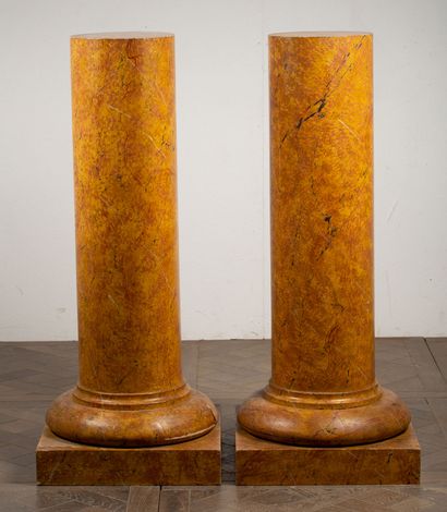 null Paire de colonnes en bois peint à l'imitation du marbre.

H_120,5 cm L_50 c...