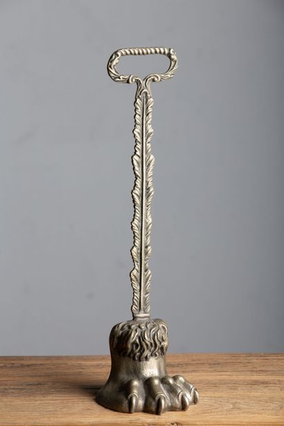 null Cale-porte en bronze à décor de griffes de lion.

H_38 cm
