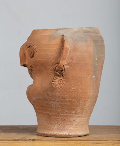 null SICILE.

Vase anthropomorphe en terre cuite.

H_23 cm L_20 cm