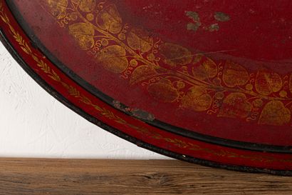 null Grand plateau en tôle peinte rouge et or.

XIXème siècle.

L_76 cm P_57 cm