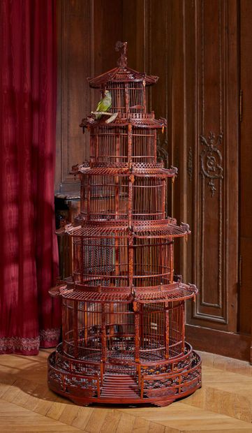null CHINE.

Importante cage à oiseaux en bois exotique.

H_195 cm L_80 cm