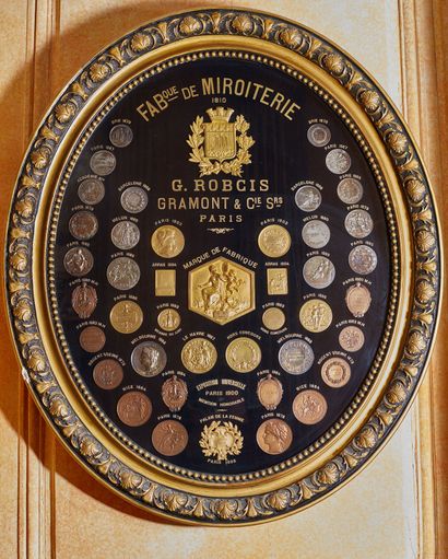 null Important tableau de médailles, obtenues par la fabrique de miroiterie G. ROBCIS,...