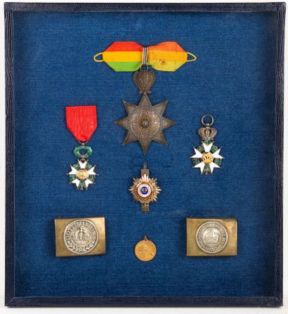 null Cadre contenant diverses décorations (militaires / politique) dont légions d'honneur,...