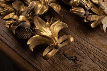 null Paire d'éléments d'applique décoratifs en bois doré, à décor de feuilles et...