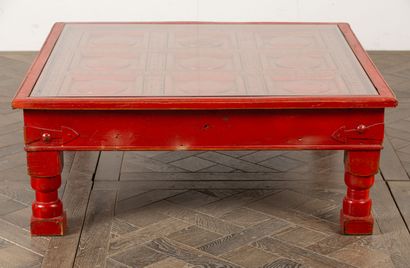 null INDE.

Table basse en bois laqué rouge.

H_39,5 cm L_100 cm, plateau de ver...