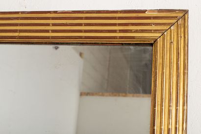 null Miroir de trumeau en bois mouluré et sculpté et doré 

Début du XIXème siècle.

H_176...