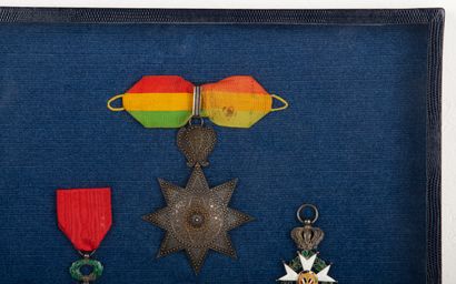null Cadre contenant diverses décorations (militaires / politique) dont légions d'honneur,...