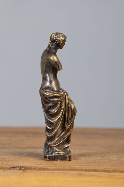 null Ecole française du XIXème siècle.

Cachet en bronze figurant la Vénus de Milo.

Monogramme...