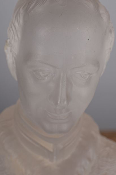 null BACCARAT.

Buste de Léon XIII en cristal moulé. 

H_20 cm éclats aux angles...