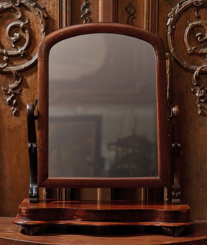 null Miroir de toilette en placage de palissandre, pivotant.

XIXème siècle.

H_55,5...