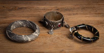 null Ensemble de trois bracelets dont un bracelet en marbre, un poison de Christian...