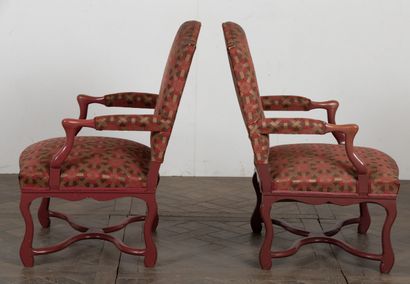 null Paire de fauteuils à dossier plat en bois laqué.

Style Louis XIII.

Garniture...