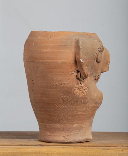 null SICILE.

Vase anthropomorphe en terre cuite.

H_23 cm L_20 cm