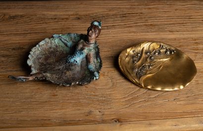null Ensemble de deux vide-poches. L'un en bronze à décor de muguet signé H. HEYMANN,...