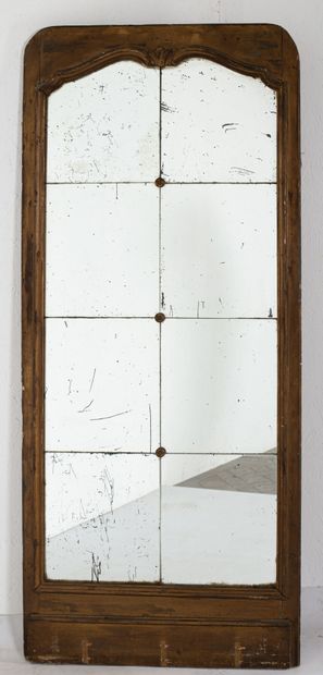 null Miroir de boiserie en bois mouluré et sculpté.

Fin du XIXème siècle.

H_173...