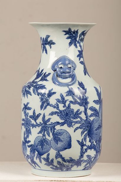 null CHINE.

Vase en porcelaine à décor en camaïeu bleu de pêches de longévité.

H_35,5...