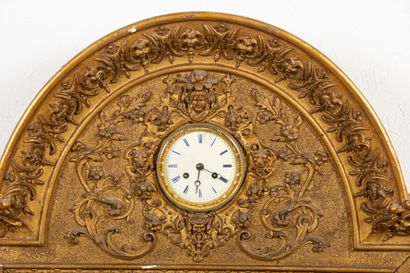 null Important tableau horloge automate, le cadre en bois et stuc doré encadrant...